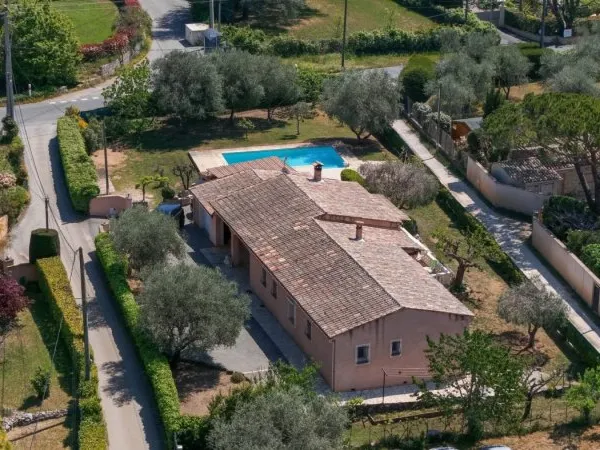 Maison de plain-pied avec sous-sol total, piscine et terrain à S