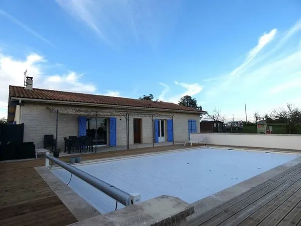 Maison de plain-pied 143 m2 / pièce de vie 75m² / 3 chambres / piscine / terrain 7000m²
