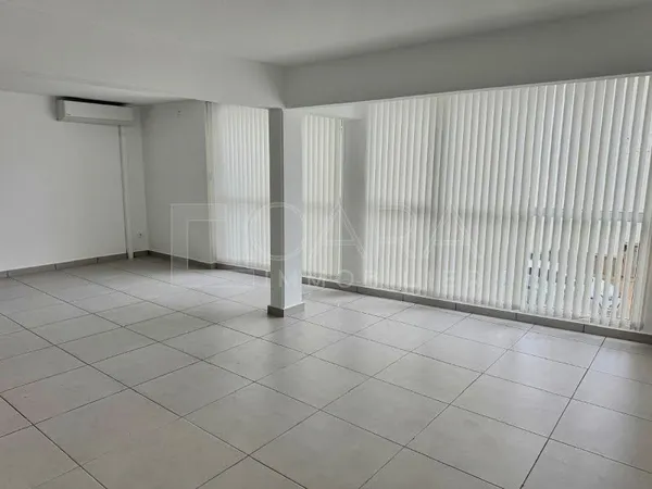 Local professionnel 1 pièce 57 m²