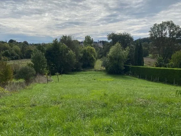Terrain constructible 1410 m2 à Taillebourg (17350)