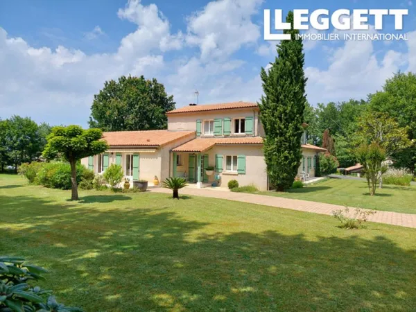 Spacieuse maison familiale avec 7 chambres, piscine et terrain, située au calme, à DIRAC, à 10km d' 