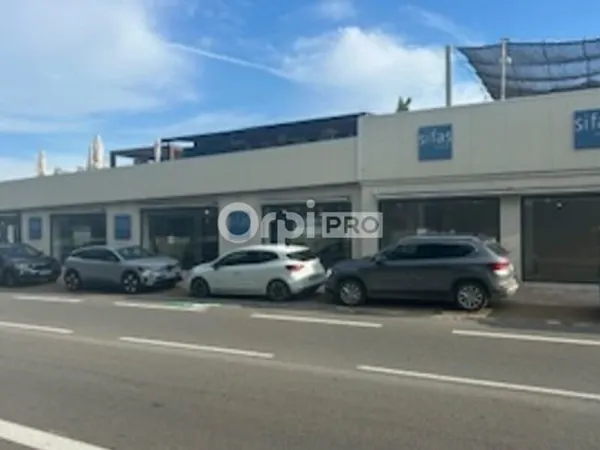 Local commercial 670 m²