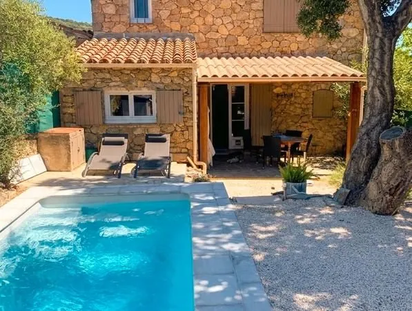 Maison en pierre pleine de charme dans un cadre paisible