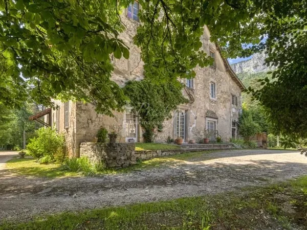 Maison forte à restaurer avec 1ha de parc