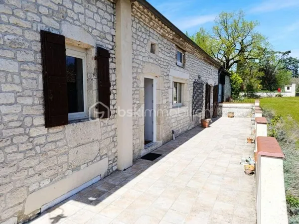 Authentique maison en pierre avec dépendances