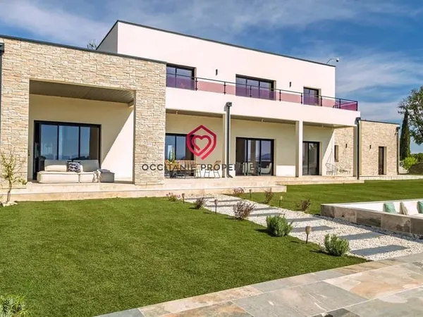 Villa contemporaine avec vue imprenable sur le lac
