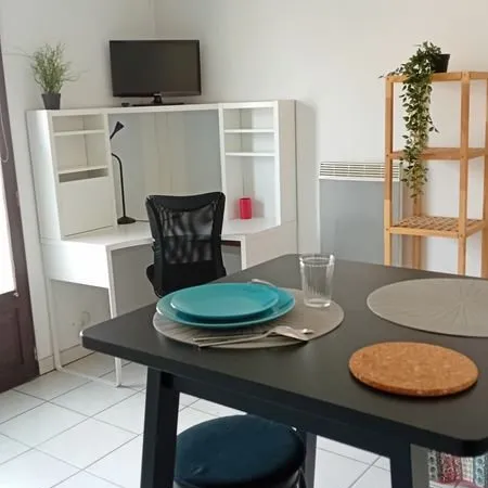 Studio, parking et piscine