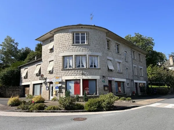 Immeuble à Vitrac sur montane en CORREZE