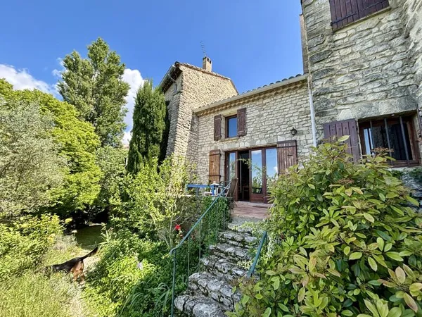GRIGNAN , MAISON DE VILLAGE AVEC JARDIN , PISCINE ET VUE DOM