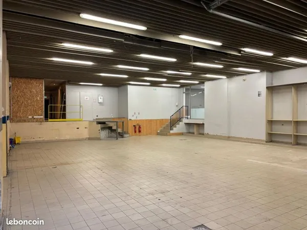 Local d'activité 320 m² - Entrepôt + Bureaux - Nantes République
