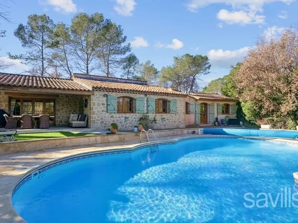 Charmante villa de plain-pied avec piscine.