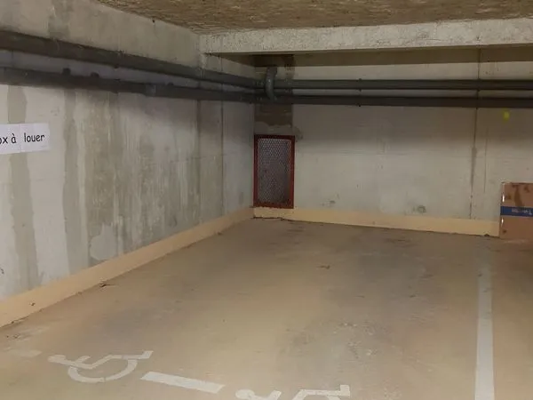 Particulier vend parking sécurisé à Dreux de 15 m2