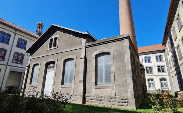 Riom Proche du centre Grand local 330m2 de planchers à ammén