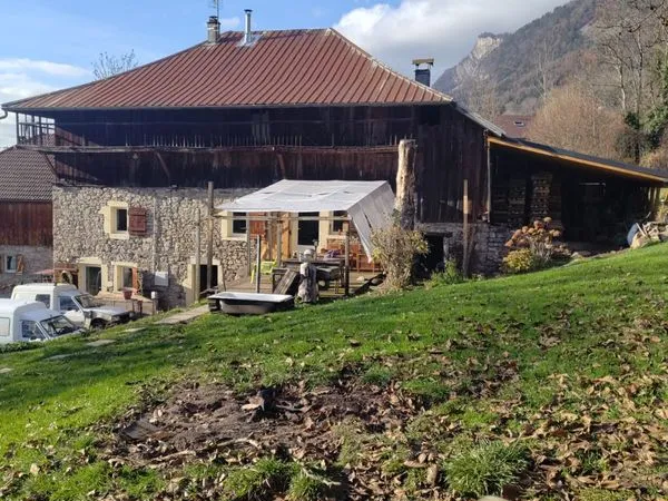 Charmante maison en pierre avec grange aménageable et grand terrain