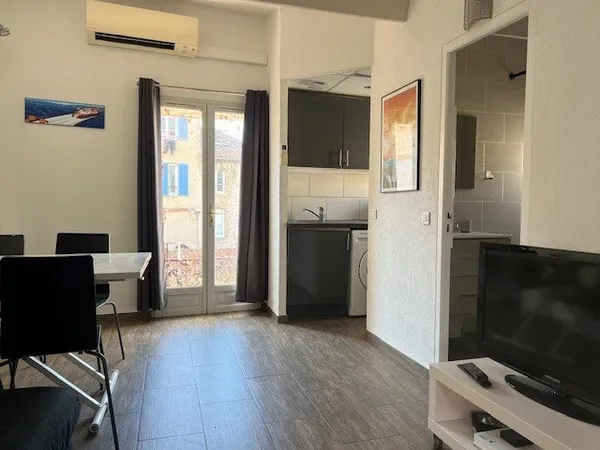 DEUX PIECES-DERNIER ETAGE-VUE JARDIN-VIEIL ANTIBES