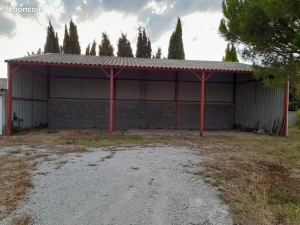 Location parking sous hangar, accès clôturé, surveillé ou location place parking en exterieur