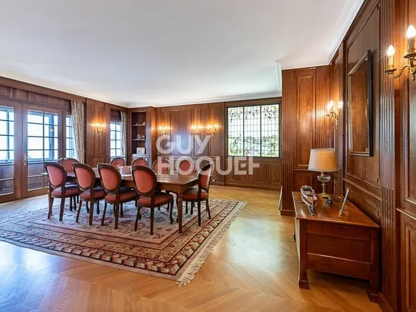 Maison 11 pièces - 380 m² habitable proche commerces et écoles.