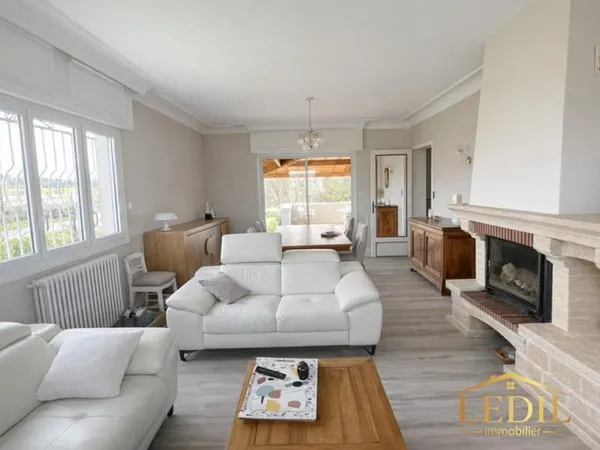 Maison de campagne avec de la terre