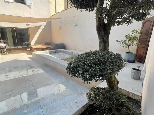 Maison village rénovée 116 m² patio avec bassin, garage 40 m² supplémentaires à aménager à l'étage,
