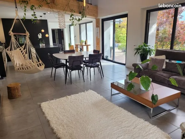 Maison d'architecte rénovée à neuf - Secteur calme et prisé - Terrain 1000m2 - Chauffage au sol - Pr