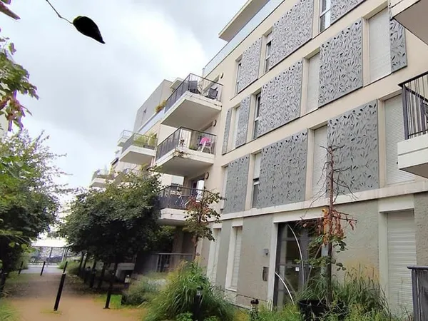 LYON 7 - Quartier Yves Farges / le fleuve - T3 récent de 55 m2 avec grand balcon et garage fermé