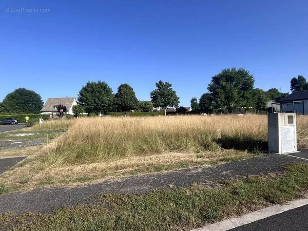 Terrain à bâtir de 453 m² à NAUCELLES (15)