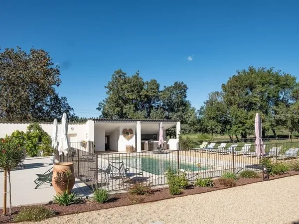 Maison Location Eygalières 5p 96m² 2000€
