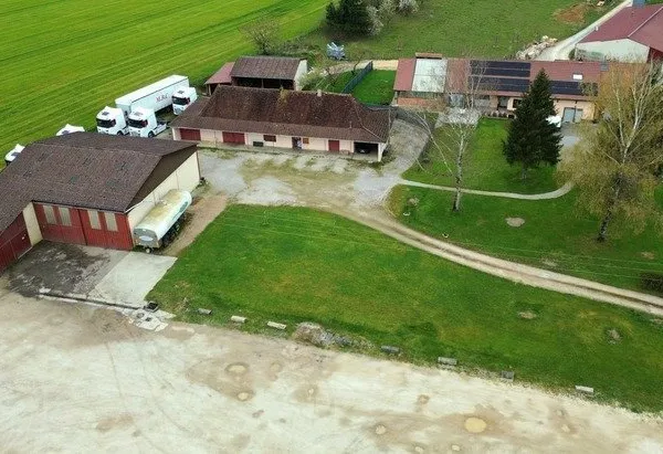 Ensemble immobilier composé de deux maisons et d'un hangar CUISIA (39)