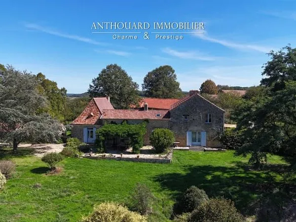 Beau domaine en pierre du Xviii siècle