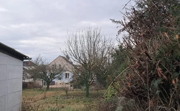 Migennes centre-ville terrain à bâtir de 700m2 environ avec 2 garages.
