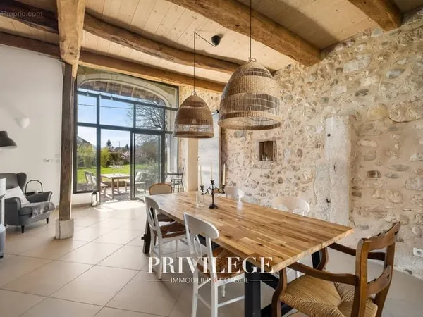 Charme & volumes à Arboys en Bugey Grange rénovée de 230 m2