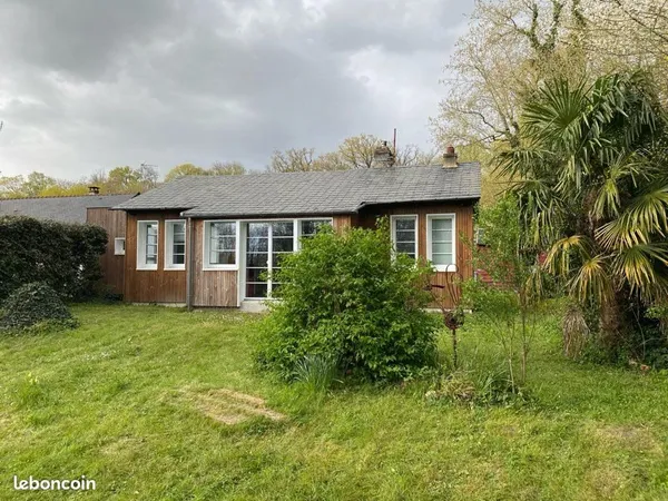 Maison atypique de plain-pied - 72 m² - 2 chambres - Dépendances - Stationnement privatif