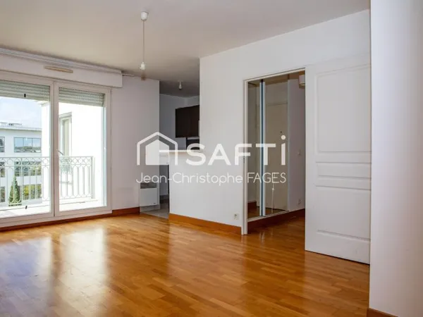 Beau F2 avec balcon - Parking