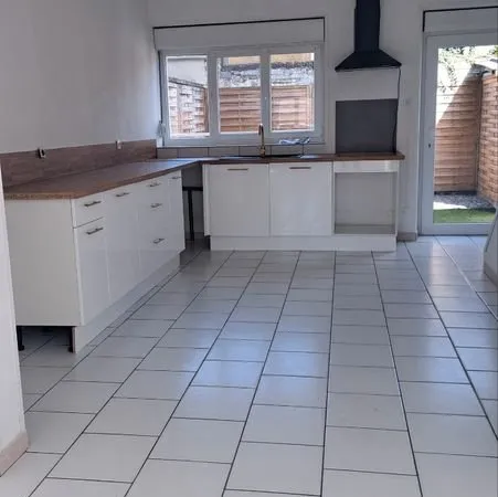 Maison 4 chambres garage cour libre