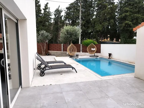 SORGUES, au Sud de la ville, belle villa moderne de 143 m², 4 chambres dont 2 suites, piscine, clim