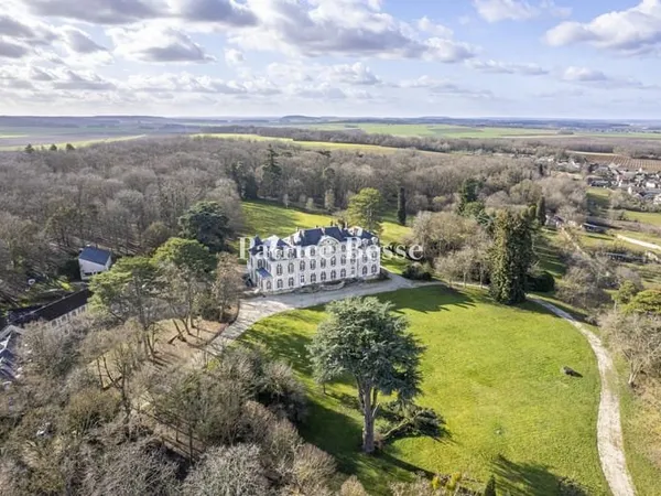 À 30 min de Fontainebleau, un imposant château du 18e s., ses dépendances et son parc à l'anglaise.