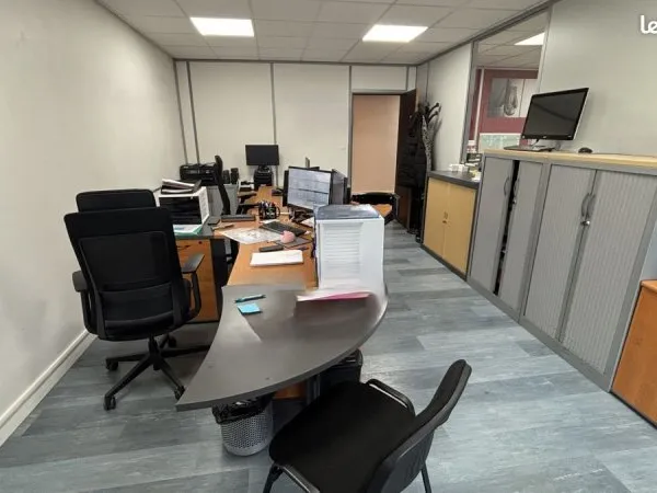 Local professionnel 96 m² - Bureaux + atelier - Disponible