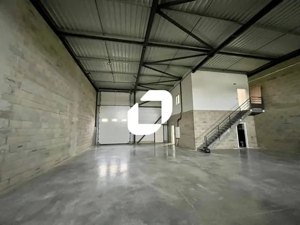 Local d'activité 2110 m²
