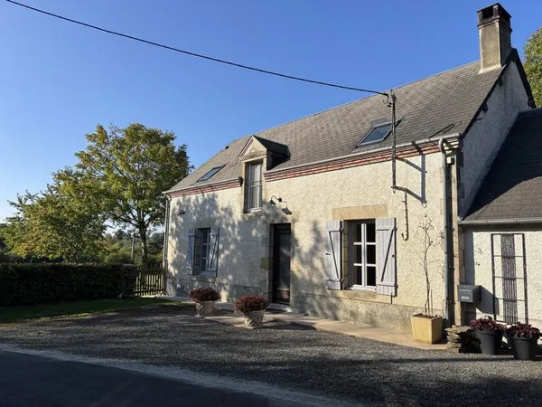 Sazeray Maison rénovée avec un terrain de plus de 5449 m2 dans un environnement rural paisible