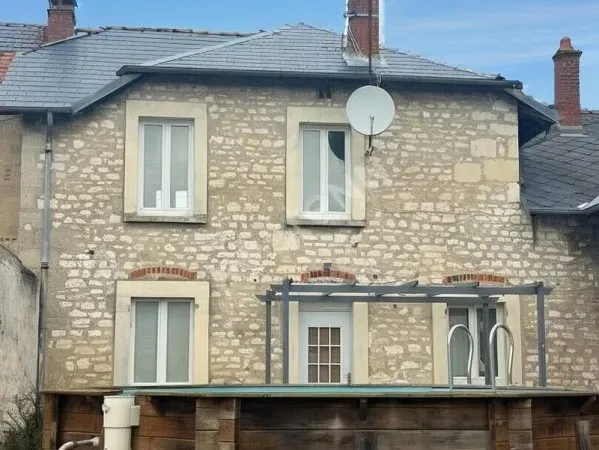 Entre Guignicourt et St Erme : Maison en pierres : 7 chambres - Grange - Garage