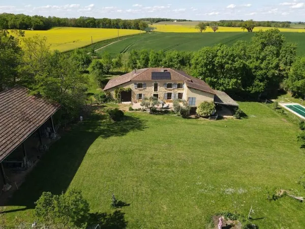 À vendre proche de Vic-Fezensac, Gers : belle propriété équestre (ou maison privée) avec un emplacem
