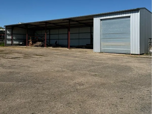 Location Hangar + 50m2 de local fermé et terrain
