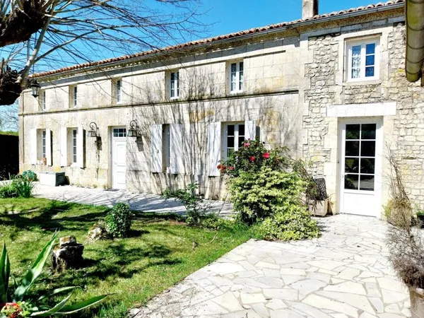 Maison charentaise à rénover - 230 m² - terrain arboré 3 500 m² - dépendances - profession libérale 