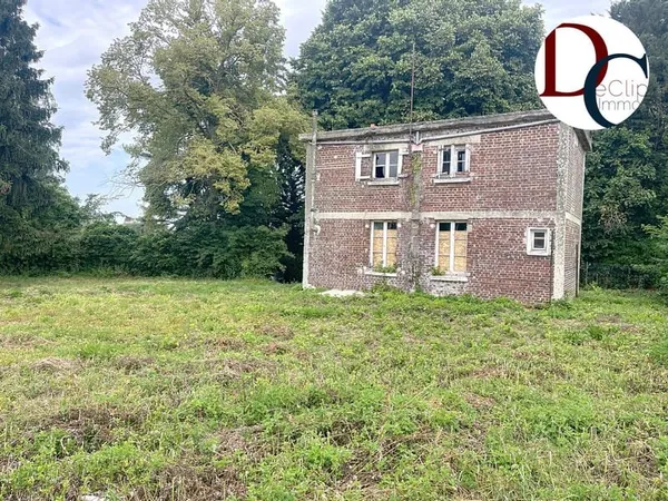INVESTISSEUR - Maison à rénover sur 1100 m2 de terrain -10mn