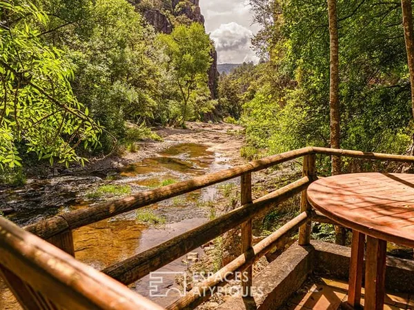 Ancien moulin en pierre en bord de rivière, au coeur des Gorges de Pennafort