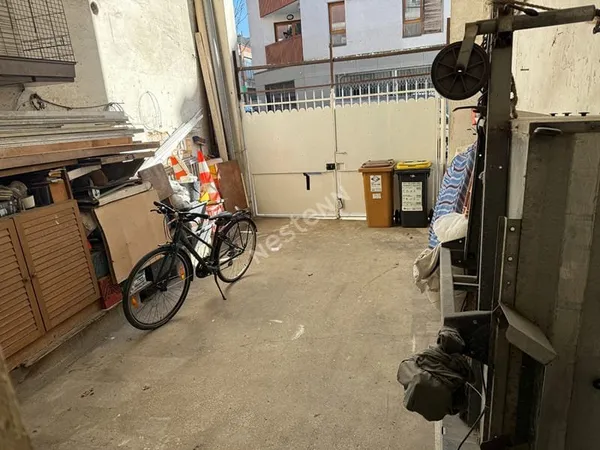 MONTREUIL, PROCHE DU METRO, BIEN ATYPIQUE ENTRE LA MAISON ET L'APPARTEMENT EN DUPLEX AVEC SON ENTREE
