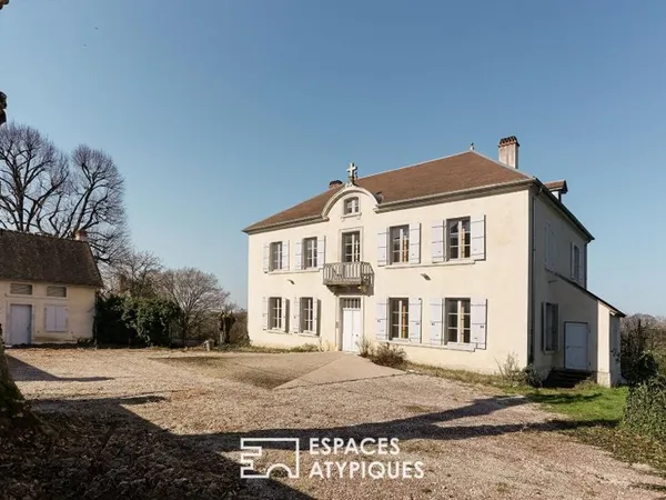 Ancien presbytère rénové sur les hauteurs d'un village de caractère