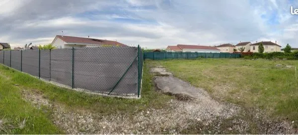 Terrain constructible 758 m² - plat, clos et au calme