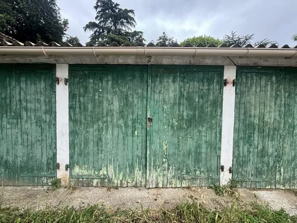 LOCATION 69003 LYON - GARAGE fermée - Box extérieur dans une cours.