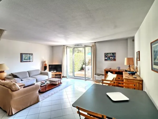BORÉLY / Bd Leau. - Maison T6 de 120 m² habitables avec combles aménagés et garage fermé.